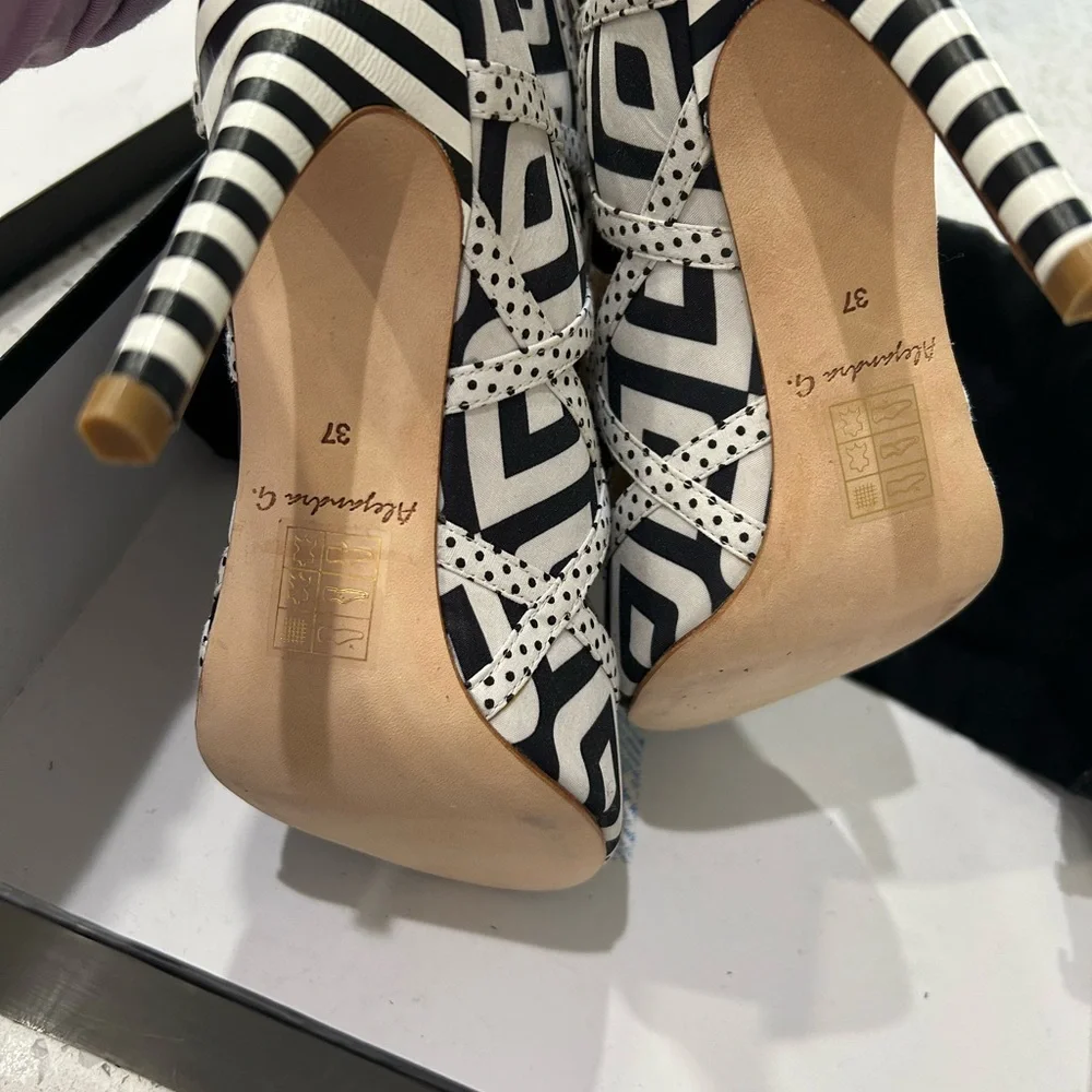 ⬇️PRICE 💐 Alejandra G - Black and White Bootie Heel - Size 37 - Picture 4 of 12